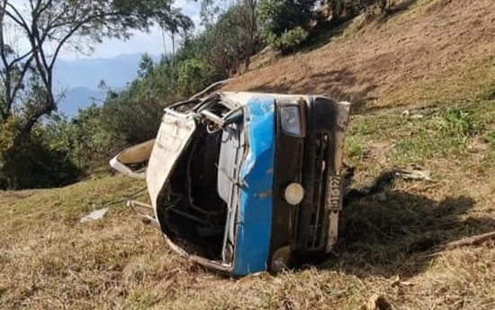 Combi cae al abismo