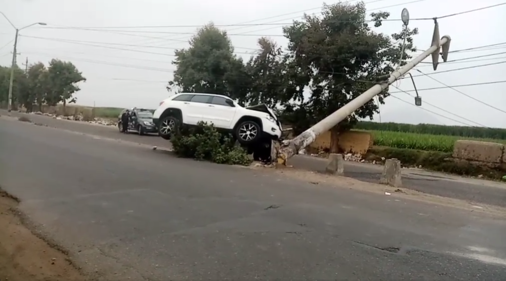 Vehículo impacta contra un poste en la carretera Trujillo - Laredo