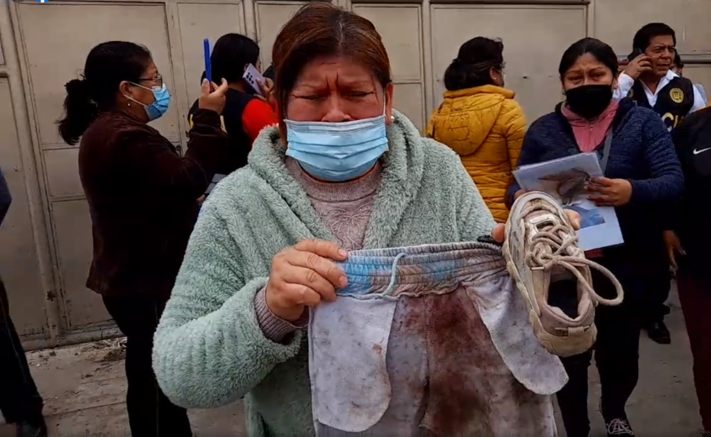 Madre de la menor con la ropa de la agraviada