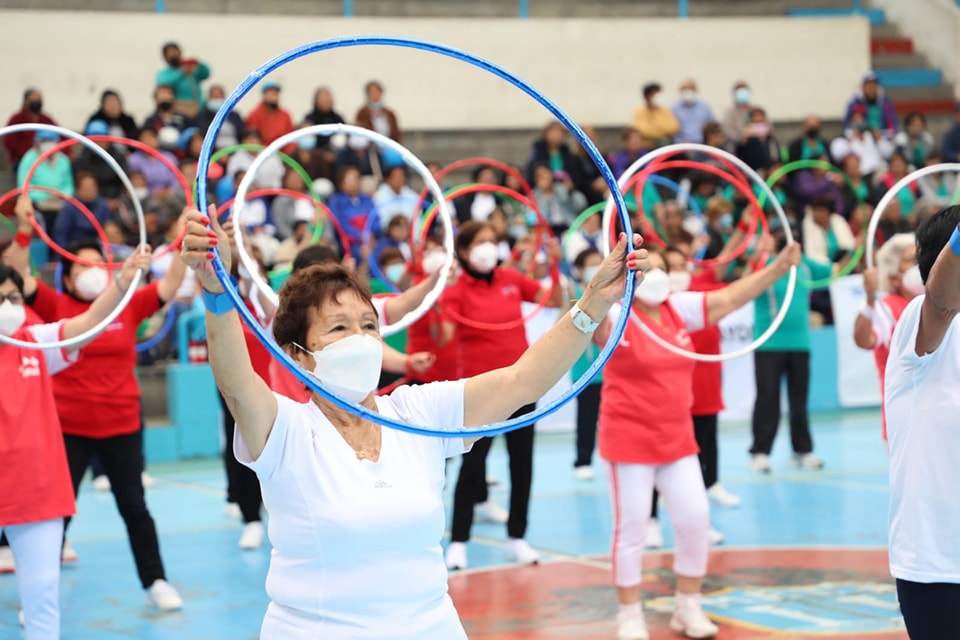 Adultos mayores realizando actividades deportivas