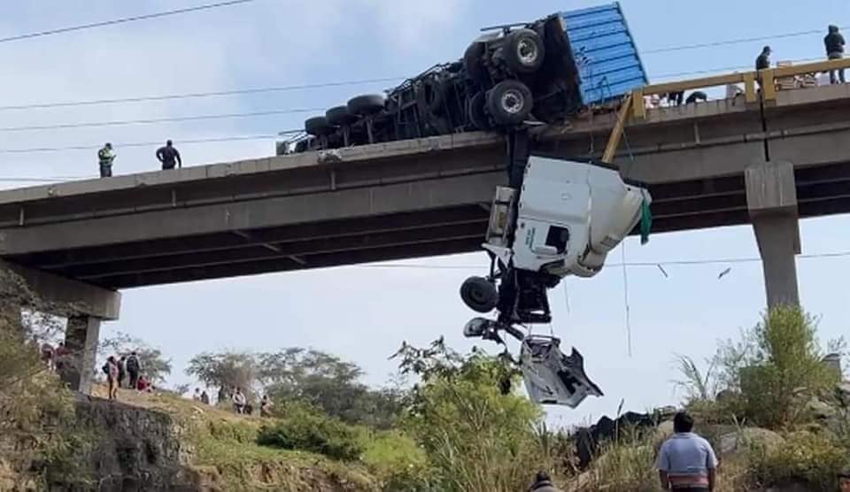 Camión de mangos se despista y queda colgado en puente de Úcupe