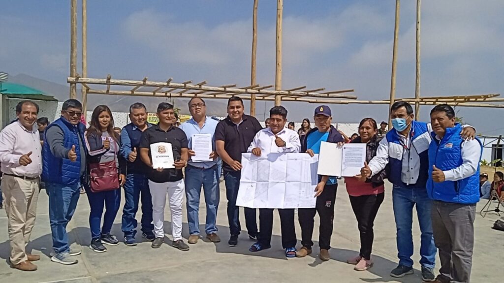 Familias reciben planos visados y certificados de posesión