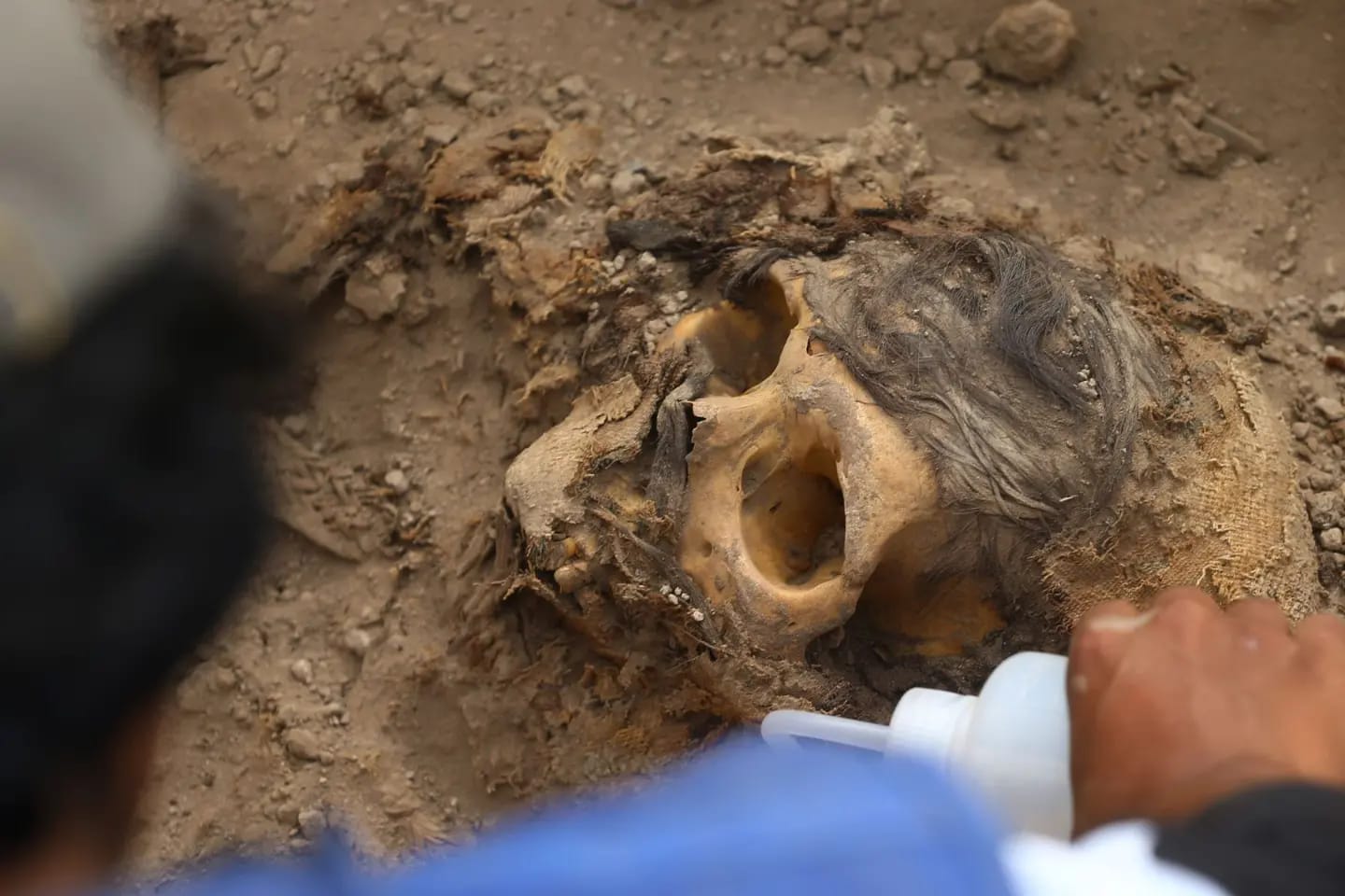 encuentran momia de más de 3 mil años en huaca en el Rímac