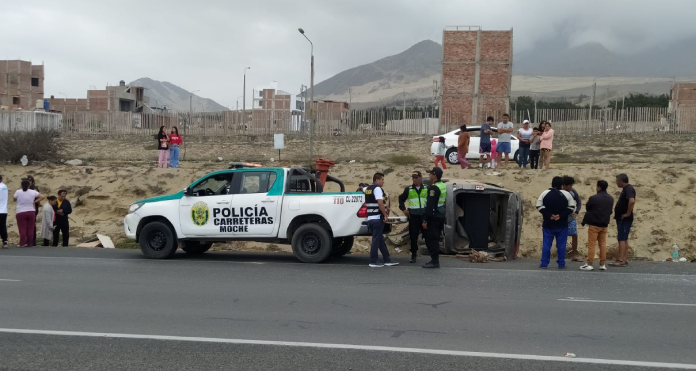 Madre de familia pierde la vida tras volcadura de camioneta.