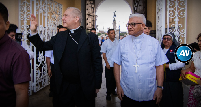 Monseñor Miguel Cabrejos Vidarte y Nuncio Apostólico y Monseñor Paolo Rocco.