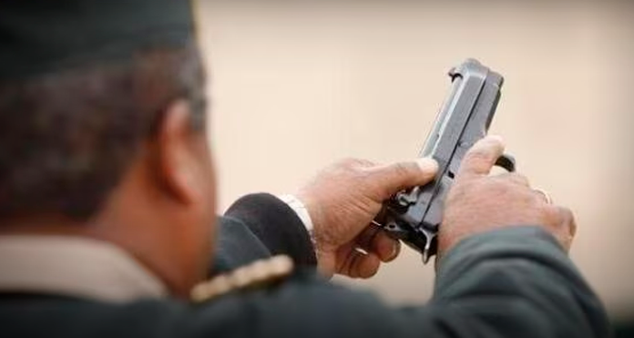 Delincuentes roban arma y pertenencias a policía