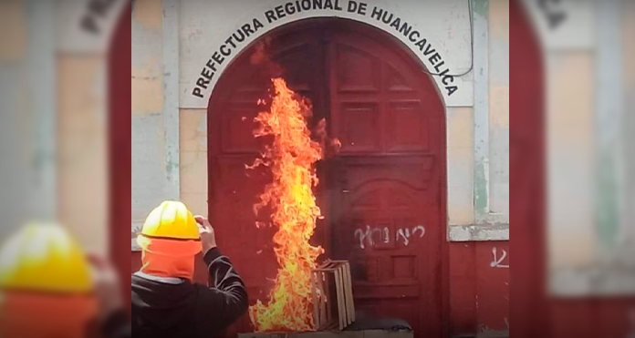 Manifestantes incendian prefectura de Huancavelica