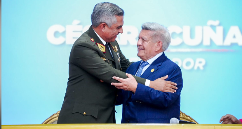 César Acuña condecora al general del ejército César Claudet