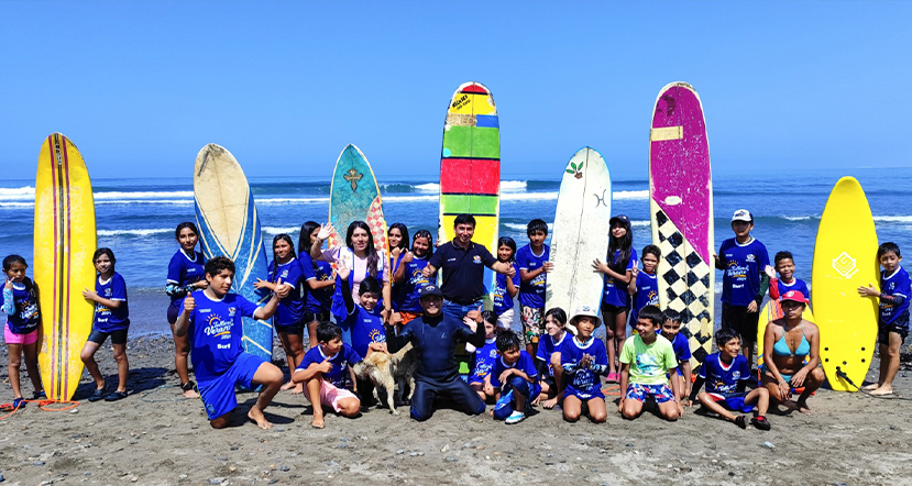 Alcalde Efraín Bueno impulsa el surf en niños de Huanchaco.