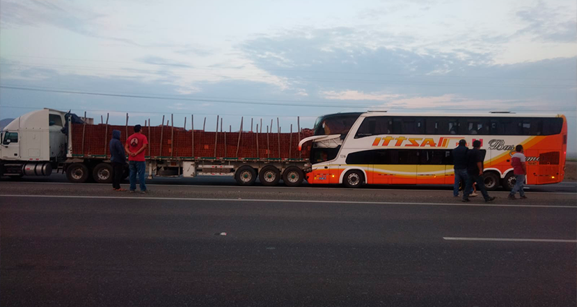 Bus ITTSA impacta violentamente contra trailer cargado de ladrillos