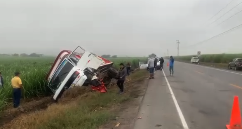 Camión se despistan en carretera Quirihuac - Laredo