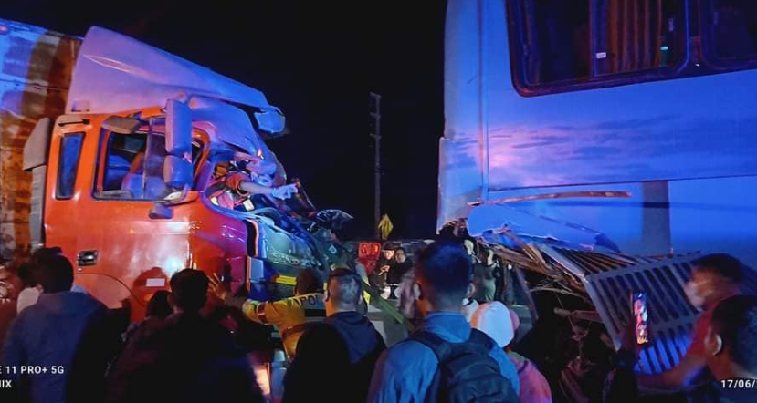 Chofer de camión queda atrapado tras accidente en Panamericana Norte