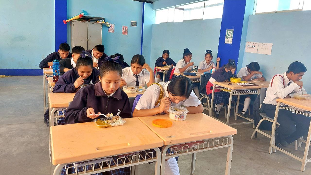 Qali Warma intensifica supervisiones alimentarias en escuelas de La Libertad Visitas inopinadas aseguran calidad y seguridad en el servicio alimentario escolar El Programa Nacional de Alimentación Escolar Qali Warma, dependiente del Ministerio de Desarrollo e Inclusión Social (Midis), refuerza su compromiso con la calidad del servicio alimentario escolar en La Libertad mediante supervisiones inopinadas. Estas visitas tienen como objetivo garantizar la correcta preparación y distribución de desayunos y almuerzos en las instituciones educativas públicas de la región. En una reciente visita a la Institución Educativa n.° 80825 Virgen del Carmen, ubicada en el distrito de Poroto, provincia de Trujillo, se constató la adecuada preparación y consumo de los alimentos. Esta escuela, que atiende a 238 estudiantes de primaria y 249 de secundaria con jornada escolar completa, es un ejemplo del esfuerzo de Qali Warma para mejorar el rendimiento académico a través de una alimentación adecuada. Durante la supervisión, se verificó que las labores de preparación y distribución de los alimentos son realizadas por las madres y padres de familia de la institución. Estas acciones, además de garantizar una nutrición correcta, contribuyen al desarrollo integral y bienestar de la comunidad educativa. Walter Martel Negreros, jefe de la Unidad Territorial La Libertad, resaltó la importancia de estas inspecciones para asegurar que se sigan los protocolos establecidos por Qali Warma. Las visitas forman parte del programa "Qali Warma en la Cancha", que incluye un cronograma intensivo de supervisiones en escuelas a nivel nacional. Estas inspecciones también verifican que los Comités de Alimentación Escolar (CAE) sigan las buenas prácticas de manipulación de alimentos, asegurando la calidad y seguridad de las comidas servidas. Martel Negreros anunció que las supervisiones continuarán en las 12 provincias que conforman las 15 UGEL de La Libertad, reafirmando el compromiso de Qali Warma con la nutrición de 270,174 estudiantes en 3,616 instituciones educativas públicas de la región.