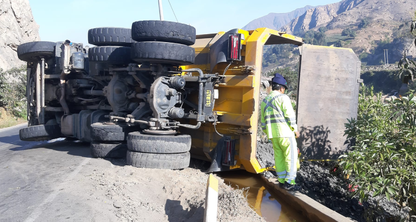 Volquete se despista cerca del puente Con Con