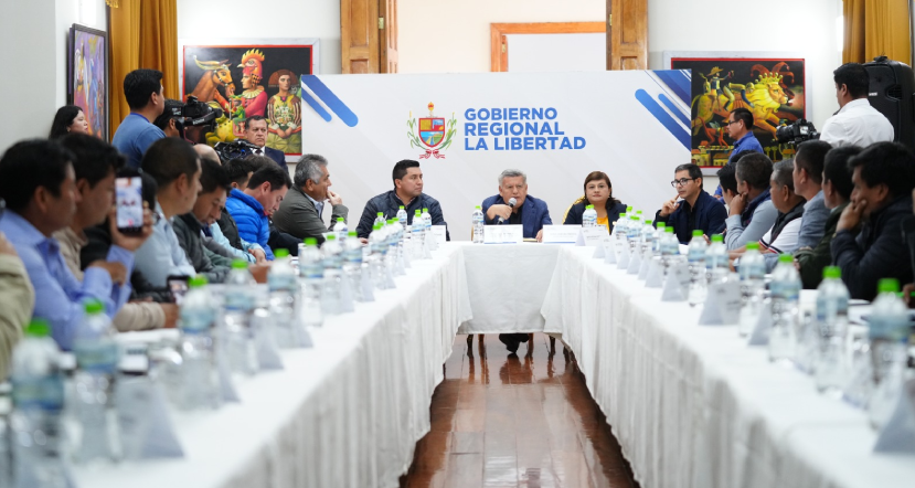 Gobernador Acuña asegura 120 millones para obras en 35 distritos de La Libertad