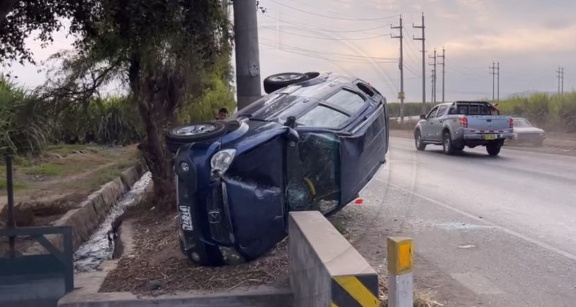 Auto sufre volcadura en la carretera Industrial al intentar esquivar a un perrito