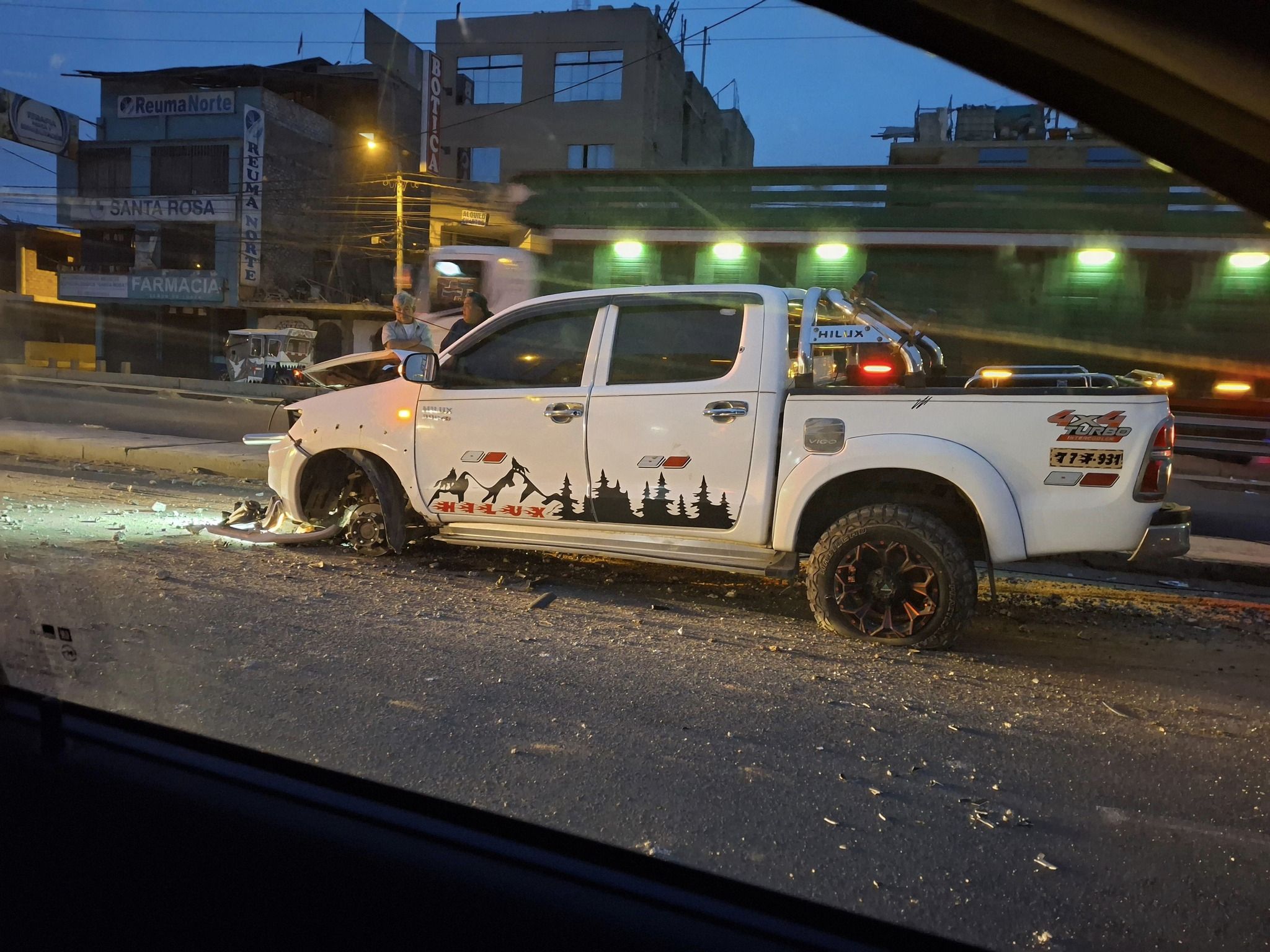 Camioneta impacta poste de alumbrado en La Esperanza