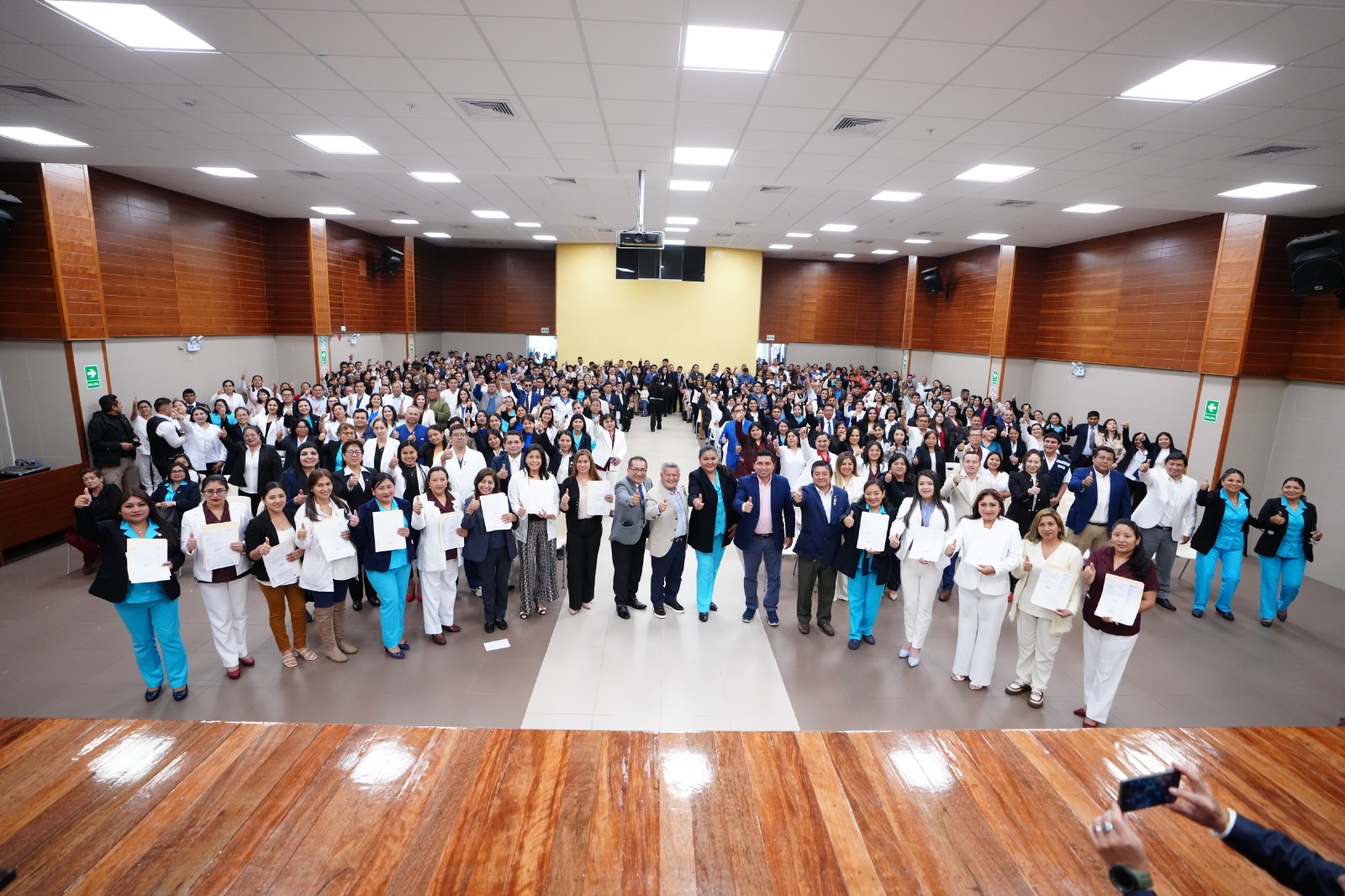 Gobierno Regional anuncia la contratación de 1500 profesionales de la salud