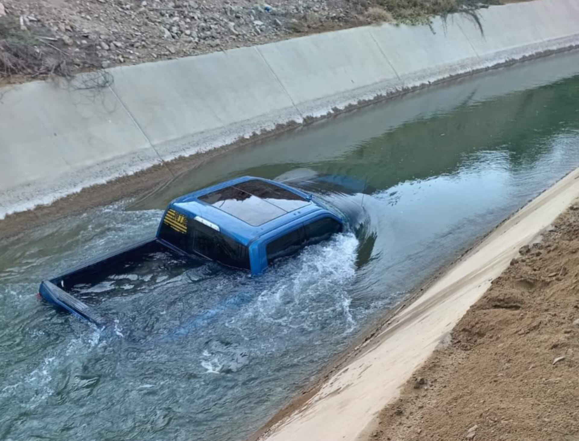 Camioneta cae al canal Talambo Zaña en Chepén