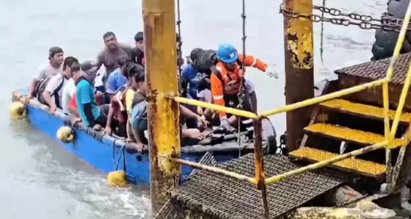 Rescatan a 30 pescadores en Tumbes tras fuerte oleaje