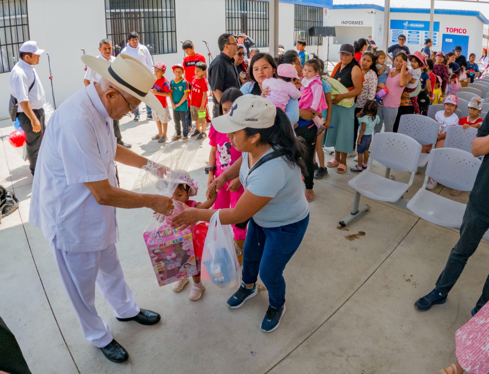 Arzobispo de Trujillo celebra la Navidad con niños de Alto Trujillo