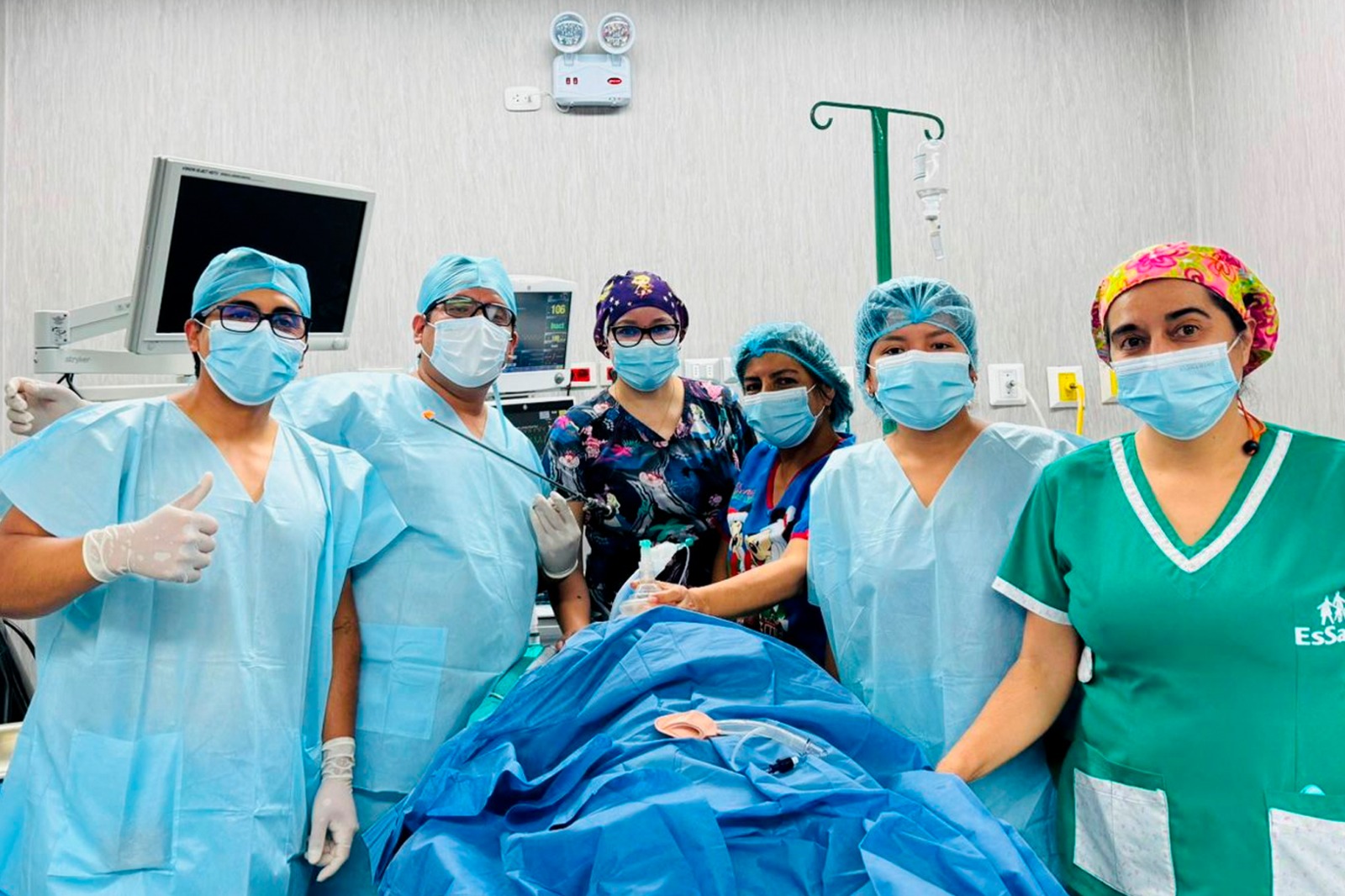 Médicos salvan a dos bebés tras extraer objetos de sus vías respiratorias