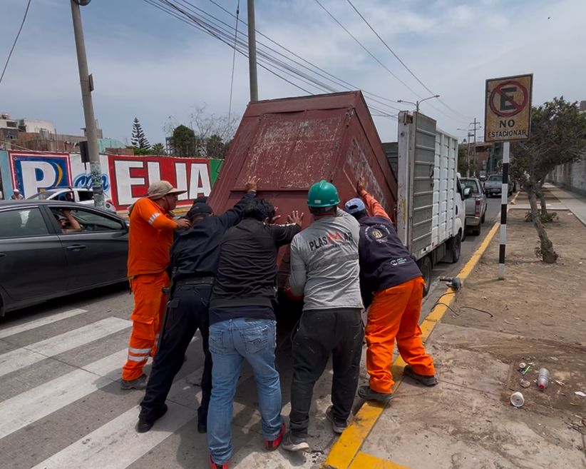 Municipalidad retira más de 10 kioscos abandonados en calles de Trujillo