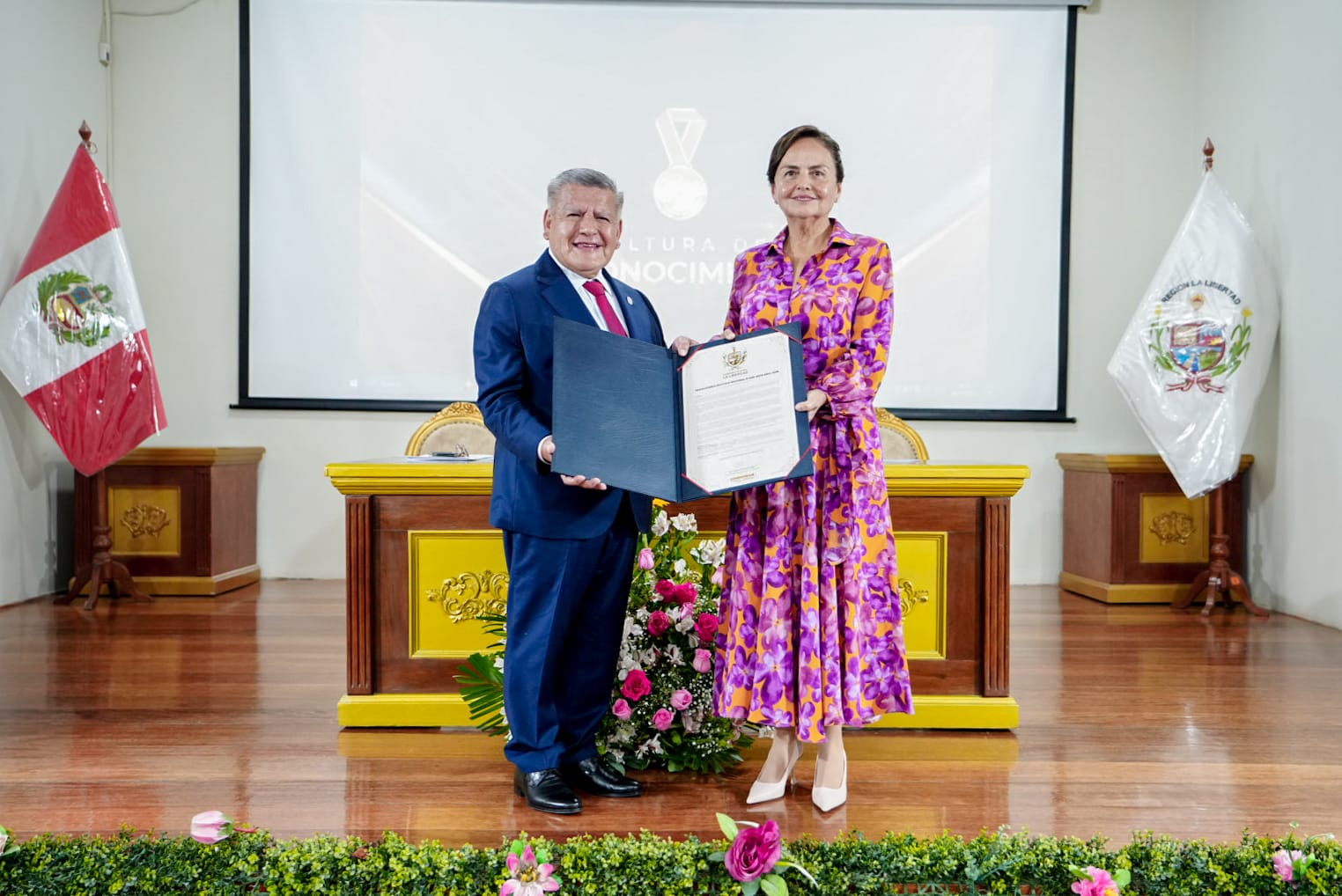 GORE condecora a Rosario Bazán de Arangurí con la medalla de La Libertad