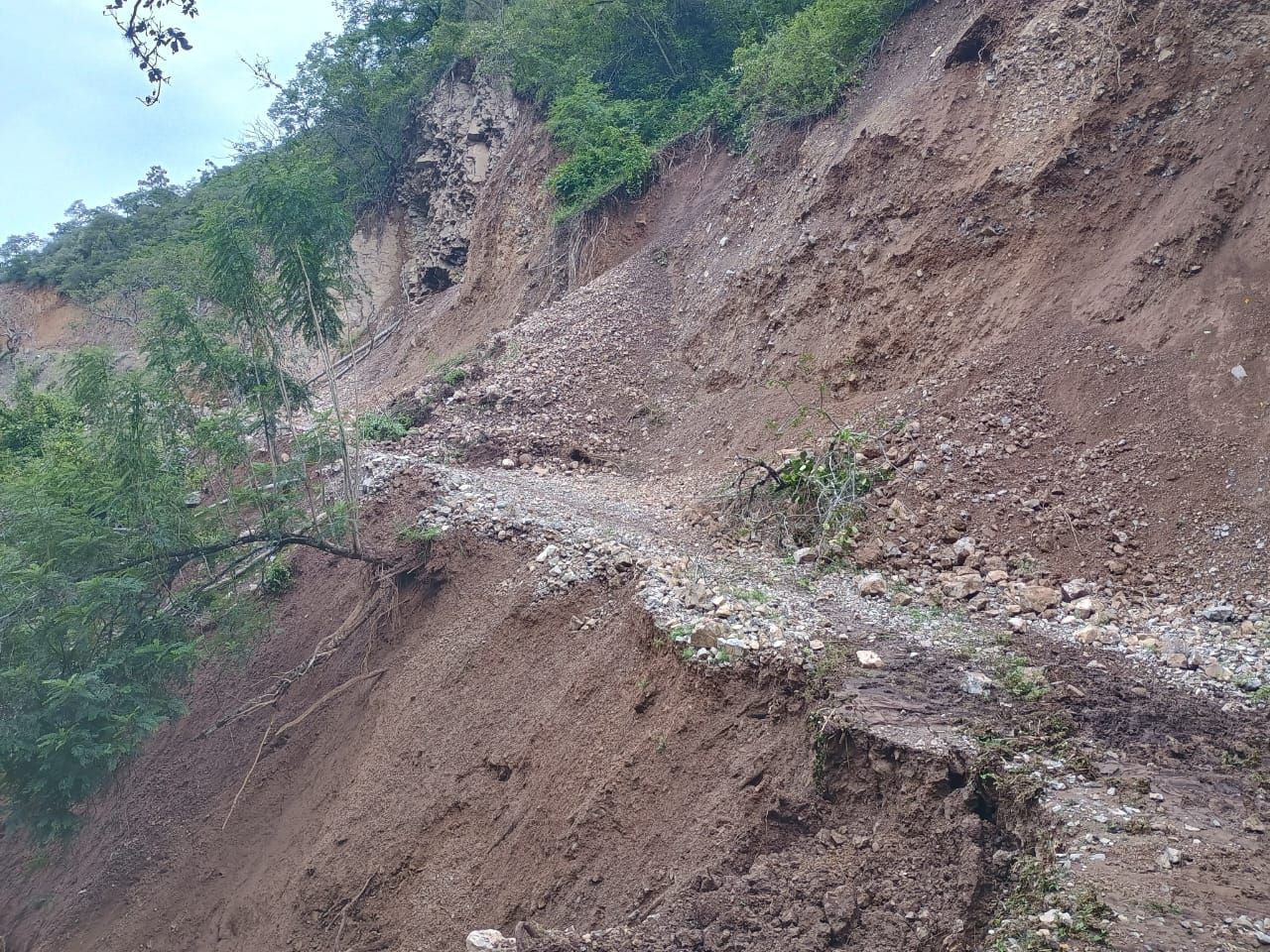 Deslizamiento bloquea carretera en Ucuncha e interrumpe el tránsito