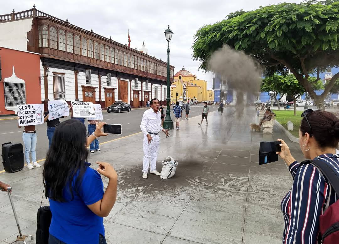 Alcalde de Casa Grande protesta con cenizas contra la contaminación de empresa azucarera