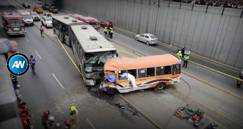 Tres fallecidos tras choque entre cúster y bus del Metropolitano en Lima