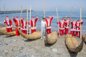 La Navidad ya se siente en Huanchaco: “Santas” en caballito de totora dan inicio a las celebraciones