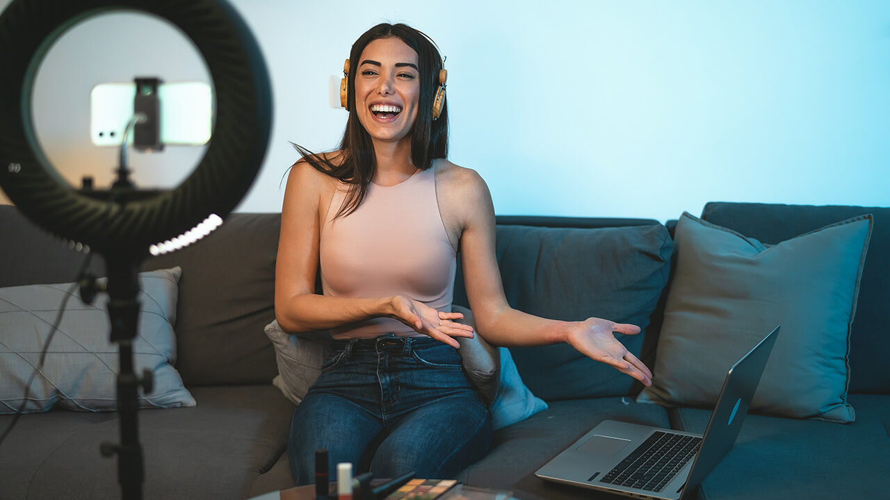 Proponen exigir título profesional y otros requisitos a influencers para difundir información