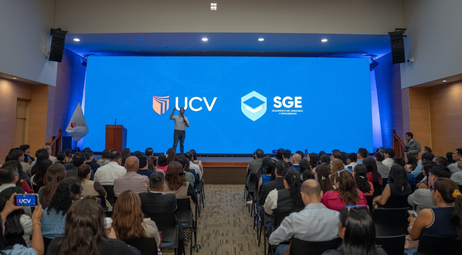 Egresados y estudiantes fortalecen su vínculo con el mundo laboral en encuentro vallejiano