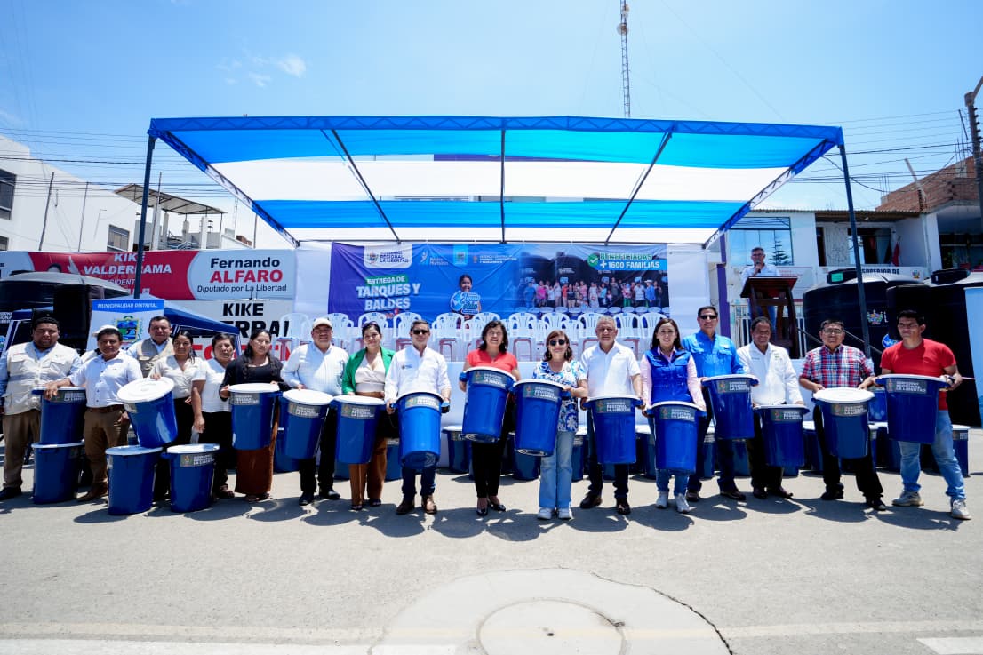 Chao: 1,600 familias acceden a agua gratuita con tanques y baldes entregados por el Gore La Libertad