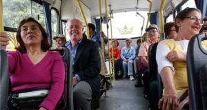 Proponen que adultos mayores viajen gratis en el transporte público