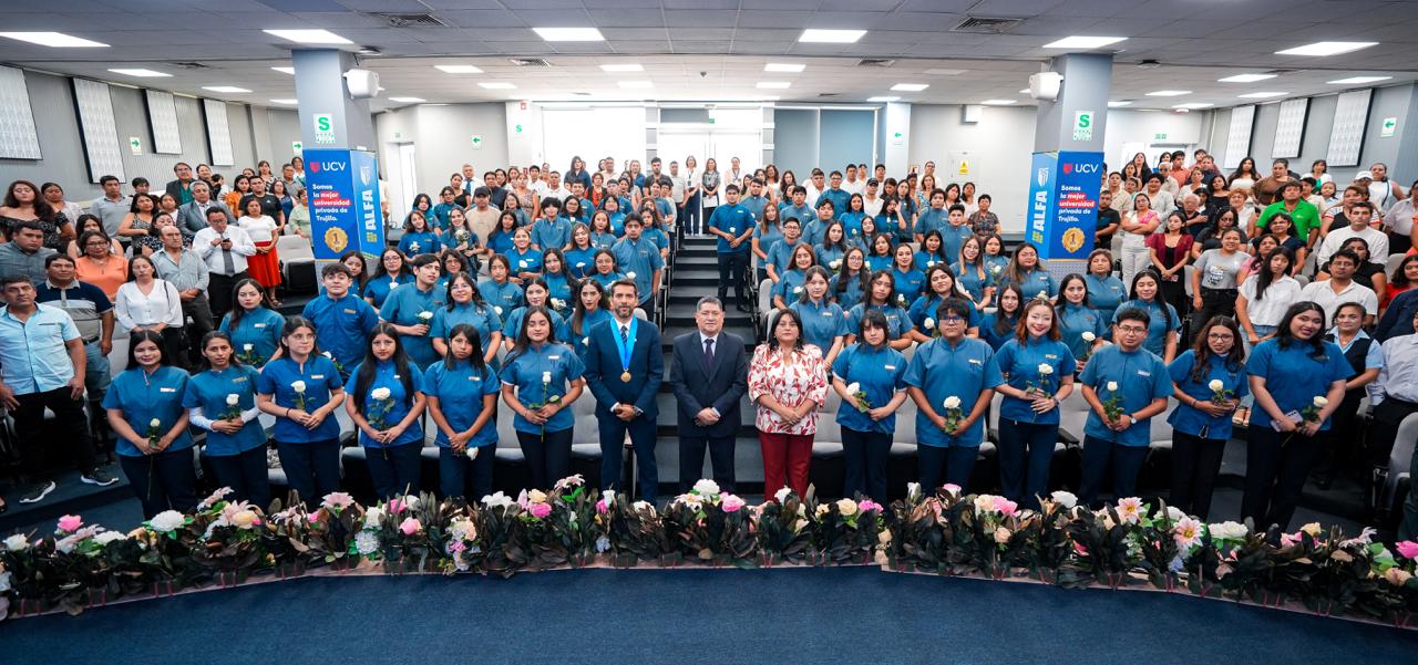 UCV impulsa doble titulación en Psicología con la Universidad de Perugia de Italia Sumilla: Convenio permitirá a estudiantes obtener un título profesional en Perú y una maestría en Psicología Clínica y de la Salud reconocida en la Unión Europea. Redacción: La Universidad César Vallejo (UCV) continúa fortaleciendo su proceso de internacionalización académica con un programa de doble titulación en alianza con la histórica Universidad de Perugia (UNIPG), una de las instituciones educativas más antiguas y prestigiosas de Italia, con más de 700 años de trayectoria. Este acuerdo permitirá que estudiantes de Psicología de la UCV accedan a dos grados académicos: la Licenciatura en Psicología otorgada en el Perú y la Laurea Magistrale LM-51 en Psicología Clínica y de la Salud emitida por la universidad italiana, lo que amplía sus oportunidades de especialización y desarrollo profesional en Europa. El programa contempla que los estudiantes seleccionados realicen una formación complementaria en la Universidad de Perugia, rindan evaluaciones finales y desarrollen una tesis con doble asesoría académica, cuya defensa se llevará a cabo en ambas casas de estudio. Asimismo, el sistema se basa en un esquema de equivalencias académicas que reconoce los cursos aprobados en la UCV para obtener el título italiano L-24, requisito previo para acceder al máster LM-51. Con esta iniciativa, la UCV busca no solo fortalecer la formación profesional de sus estudiantes, sino también potenciar competencias interculturales, dominio de idiomas y la capacidad de adaptación a entornos profesionales internacionales, cada vez más demandados en el ámbito de la salud mental y el mercado laboral global.